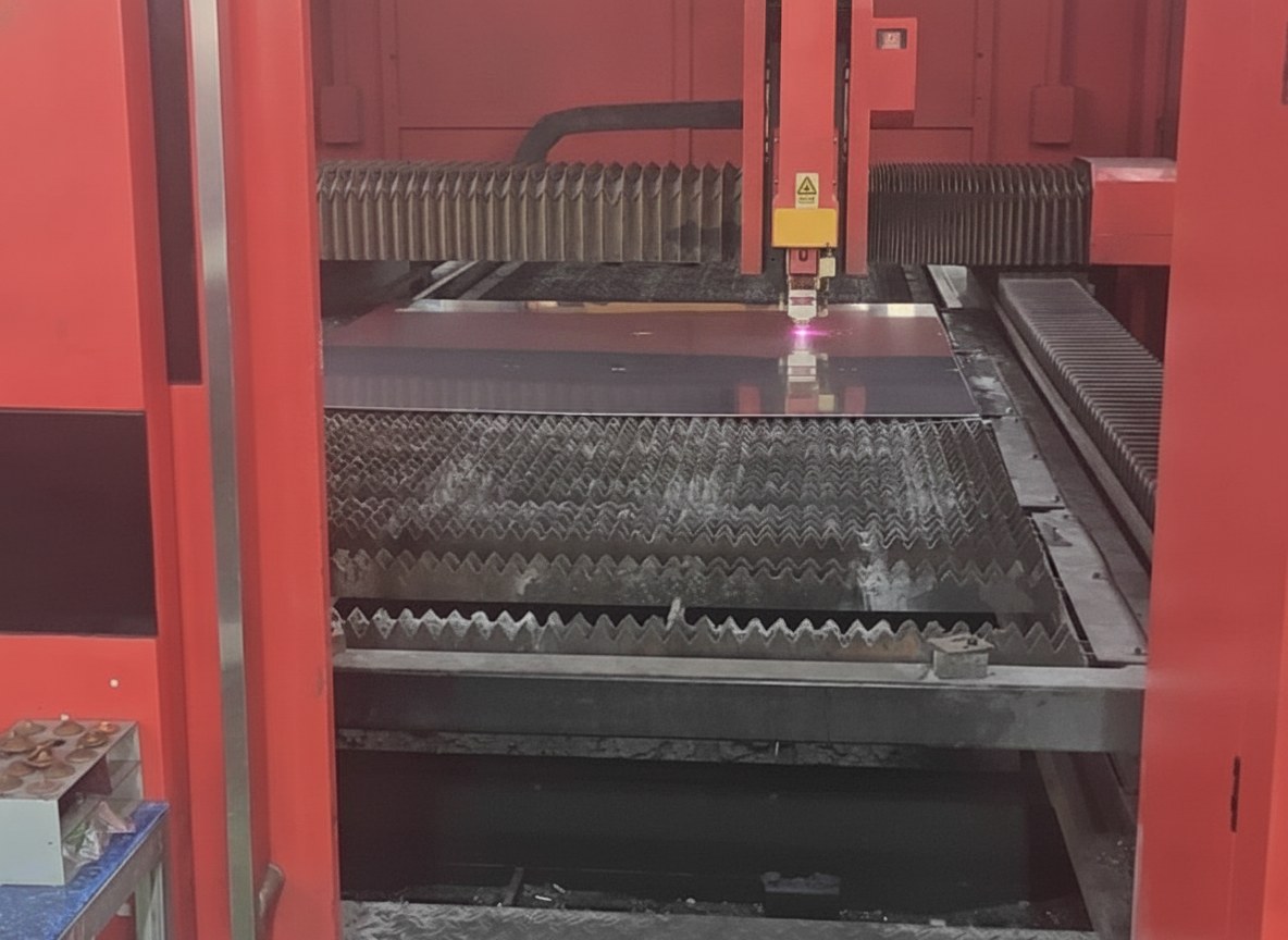 Fiber laser cutting a steel sheet on the slat bed