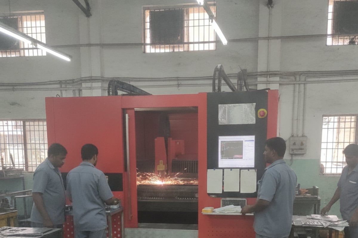 Fiber laser cutting sheet metal