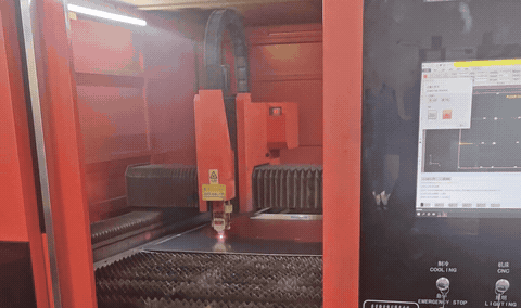 Fiber laser cutting sheet metal on the slat bed